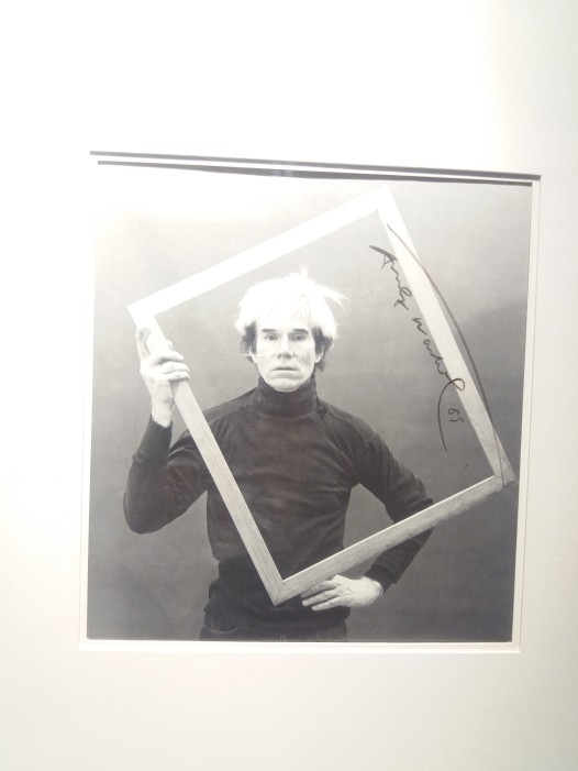 Foto di Andy Warhol con cornice in mano